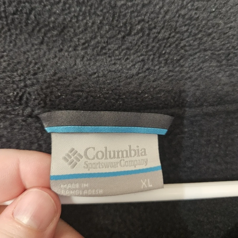 Columbia Men's Two-Tone Quarter Zip Sweater!